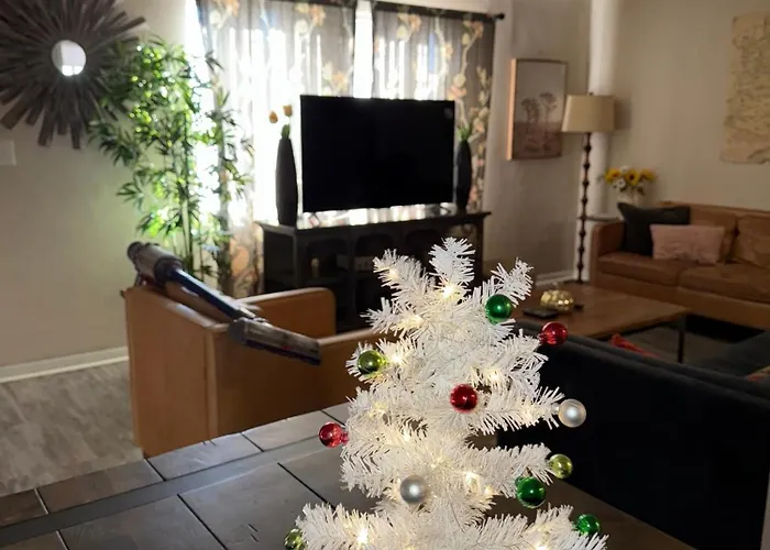 Home Away From Home Centrally Located Cozy & Pet Friendly