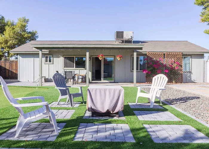 Charming House Golf Green Cornhole Near Freeway