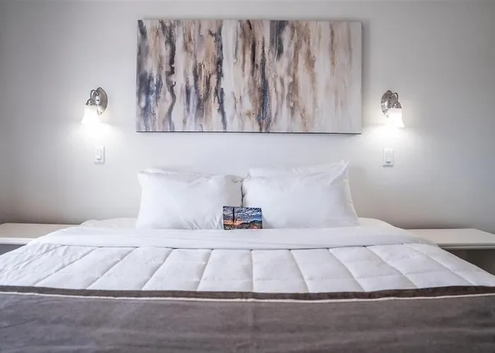 206 Fully Furnished 1Br Suite-Prime Location
