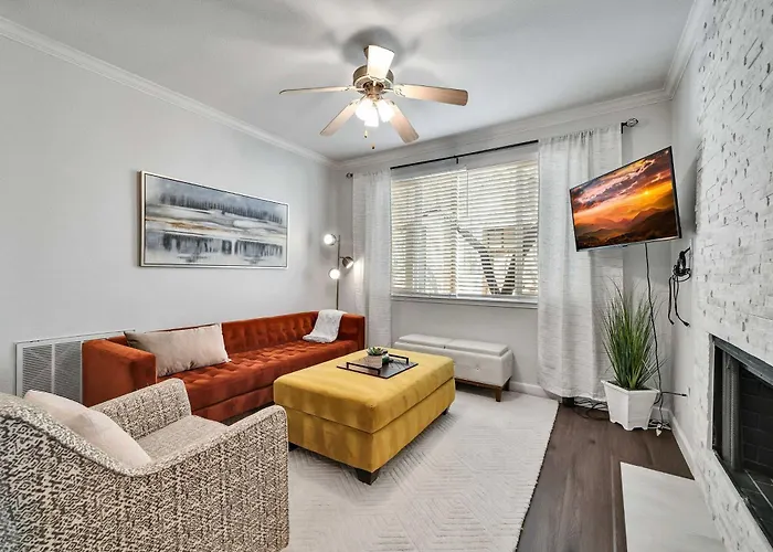 Shop & Golf! Gem W/ Pool Access In Scottsdale