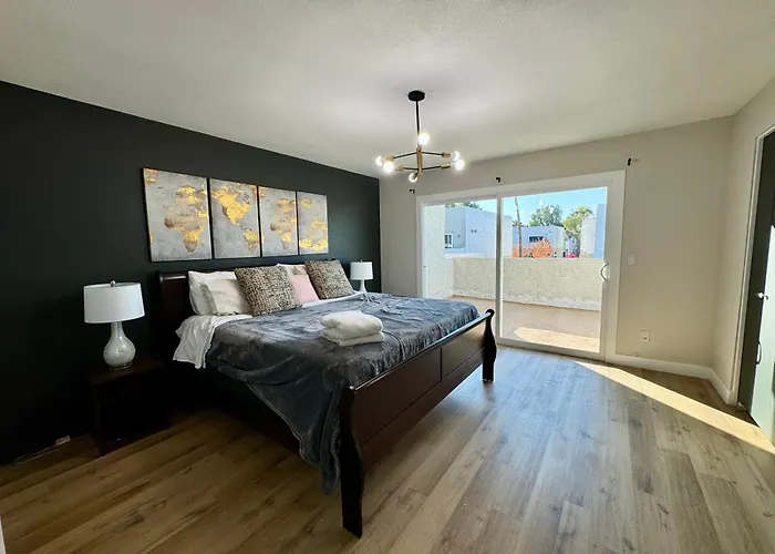 Beautifully Renovated Townhouse