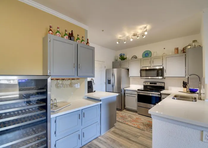 'Red Rox' Phoenix Condo W/ Patio ~ 3 Mi To Airport