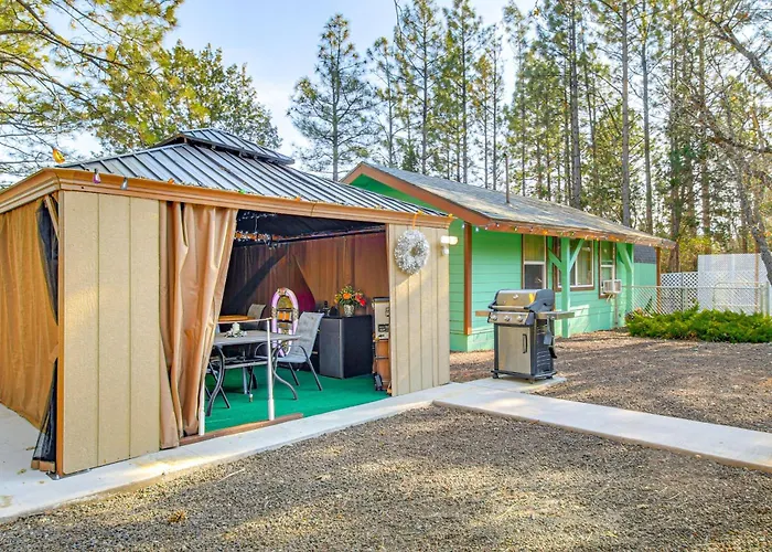 Grill, Fire Pit: Pet-Friendly Lakeside Cottage!