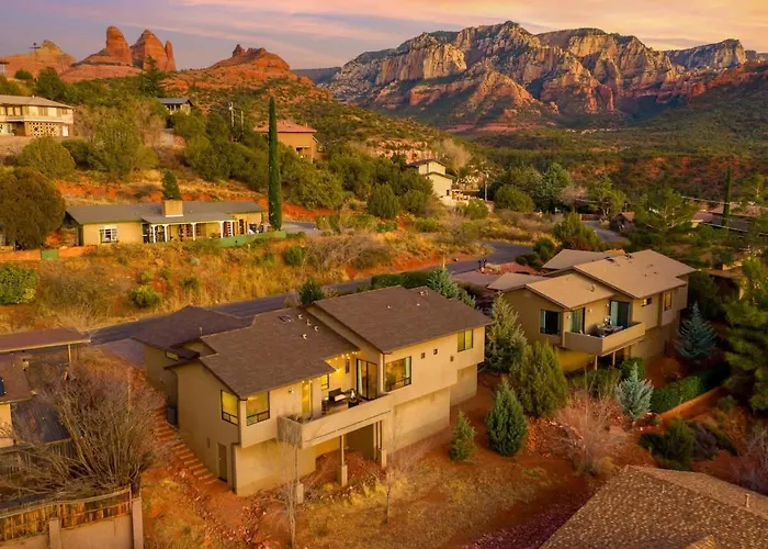 Mountain View Lookout-Uptown Walkable Red Rock Views
