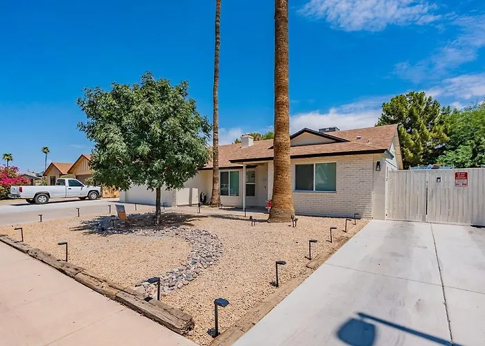 4-Bedroom House In Gilbert - Remodeled Retreat
