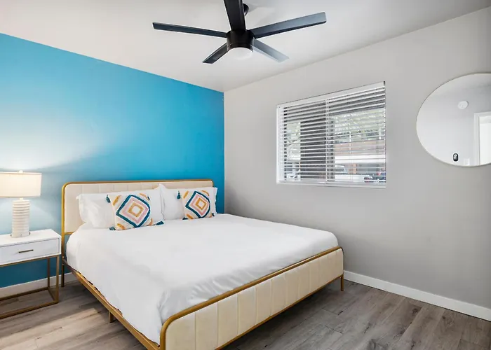 Modern 2B1B Retreat in Old Town