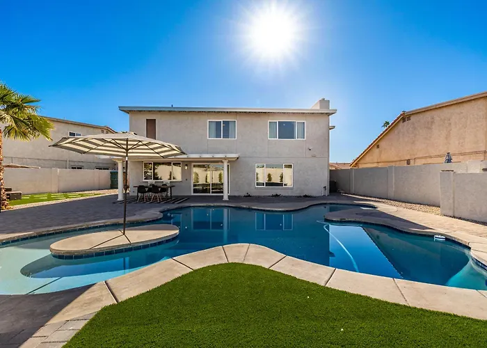 Modern House In Lakes Community