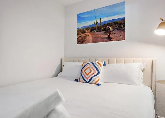 Chic And Cozy 1B1B Oasis In Old Town