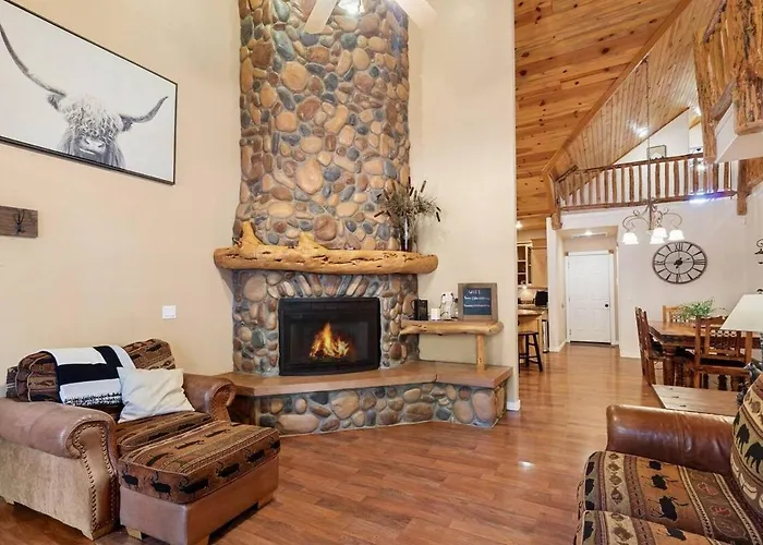Resort Style Pine Top Cabin, Deck Views And Sleeps 12