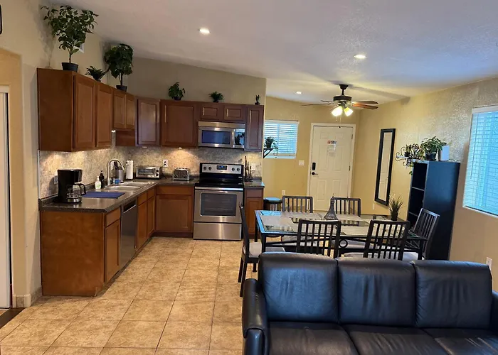 3 Bedroom, 2 Bath Whole House, Arizona State Univ, Tempe, Mesa Scottsdale On Light Rail, Dogs Ok, Work Space