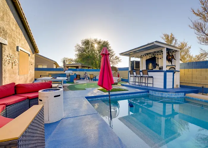 Putting Green & Hot Tub: Goodyear Retreat!