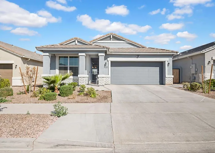 New Spacious 4-Bedroom House In Charming Phoenix With Wifi, Ac