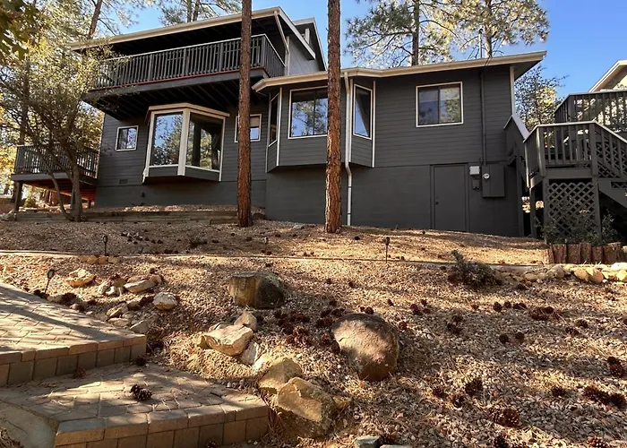 Mountain Cabin Retreat In The Pines