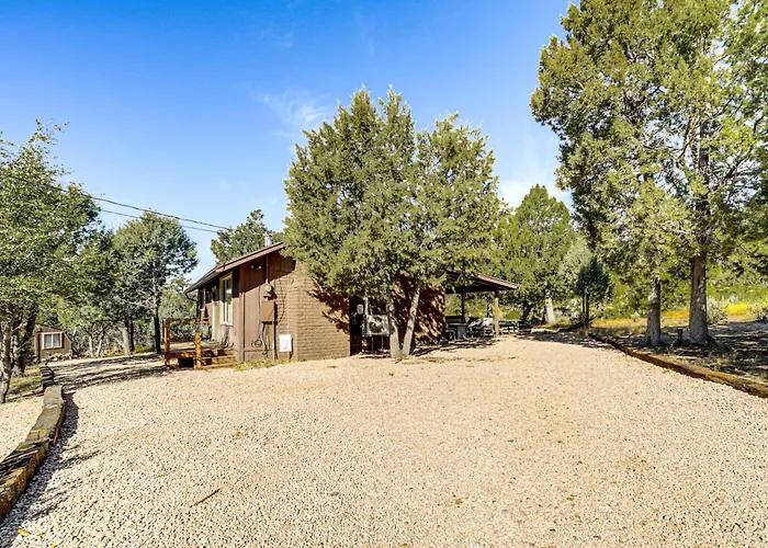 Peaceful Strawberry Cabin: Fire Pit & Hot Tub