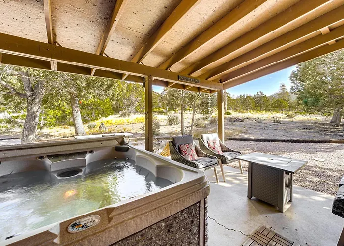 Peaceful Strawberry Cabin: Fire Pit & Hot Tub