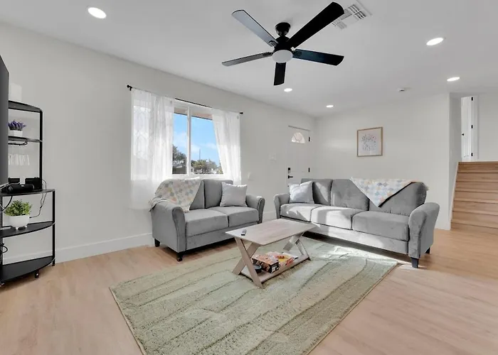 Modern 4Br3Ba Home With Pool And Fire Pit
