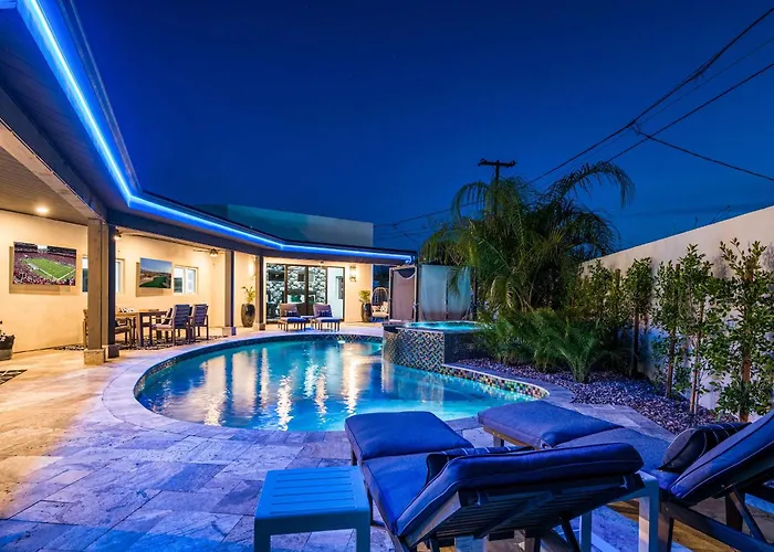 75Th Place Home - Luxe Pool Spa Walk To Old Town