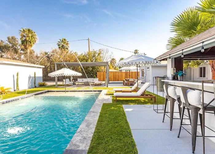 Peacock Paradise Home - Pool With Gazebo Bar & Firepit