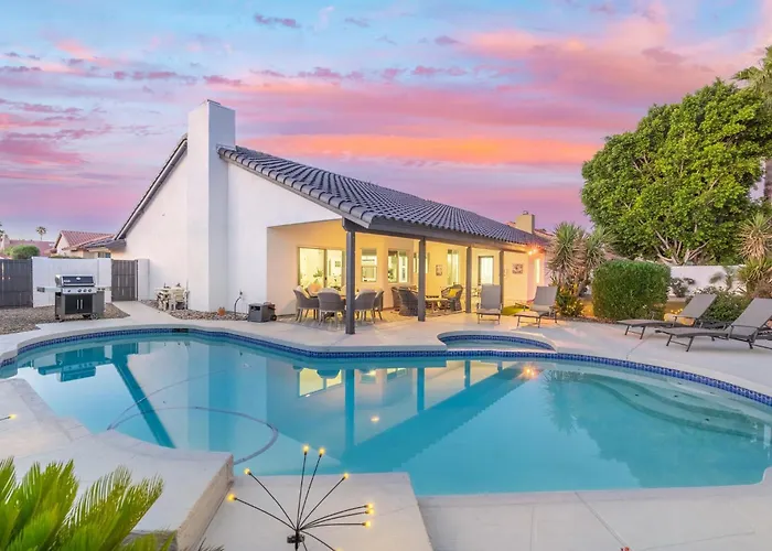 Modern Escape With Pool Ping Pong & Putting Green