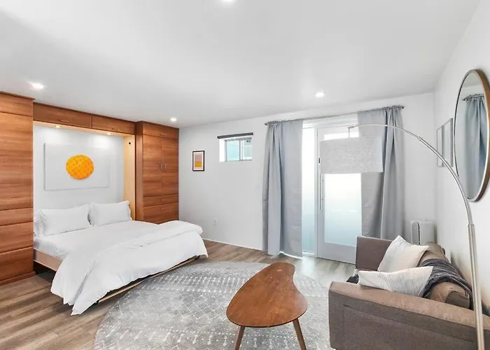 Modern Contemporary Living In Dtph - Poolside.