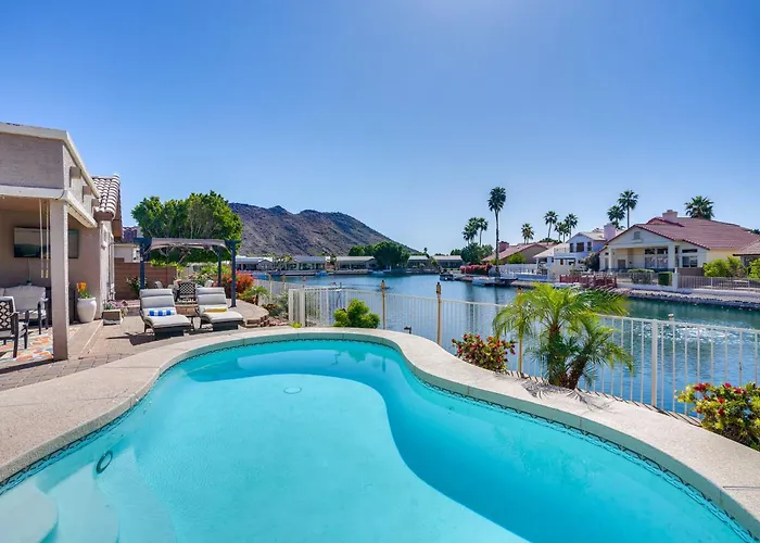 Lakefront Home W/ Outdoor Oasis In Glendale!