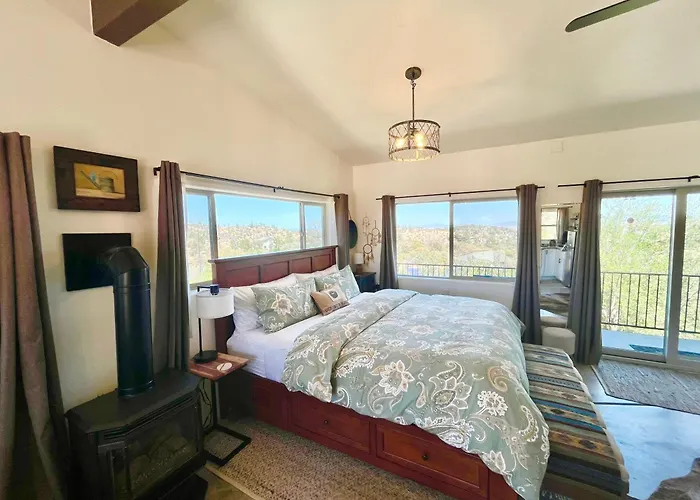 Eagles Nest Casita Luxury King Memory Foam Bed Feather Pillows & Duvet Amazing Views, Private Balcony, Great Location & Dog Friendly