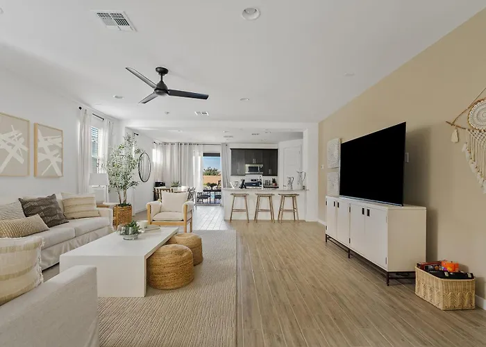 Luxe Queen Creek Home With Pool, Yard, Work Station