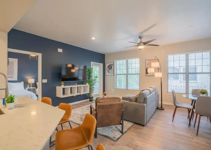 Posh 2Bd - Midtown - Gym, Pool, W-D, Parking - Sleeps 8