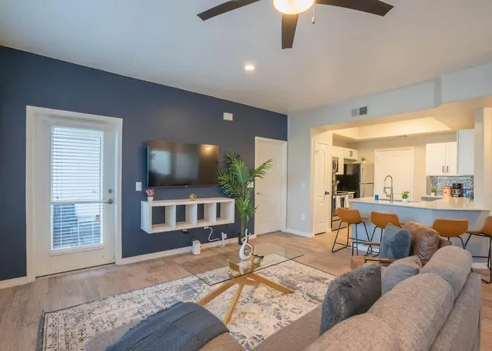 Chic 2Bd - Midtown - Gym, Pool, W-D, Parking - Sleeps 8