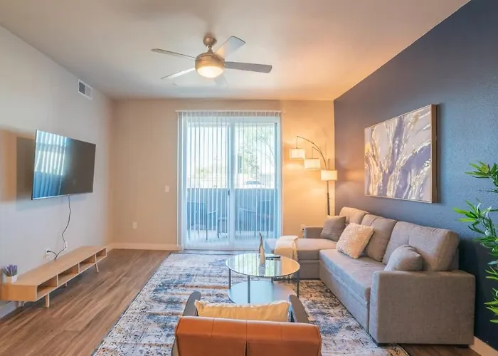 Spacious 2Bd - Gym, Pool, Parking, W-D - Sleeps 8