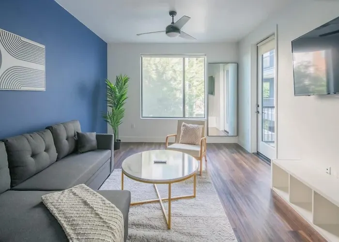 Charming 1Bd - Pool, Gym, Parking, W-D - Sleeps 4