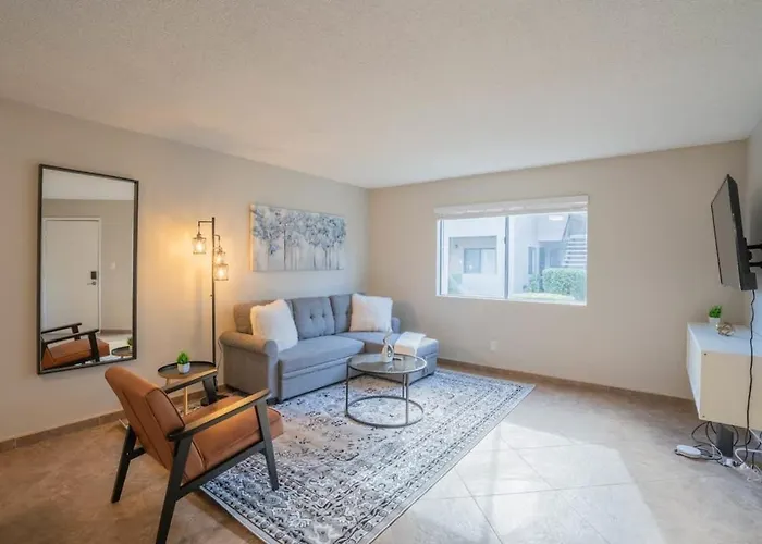 Cozy 2Bd - Parking, Gym, Pool - Sleeps 8 - 5 Min Casino