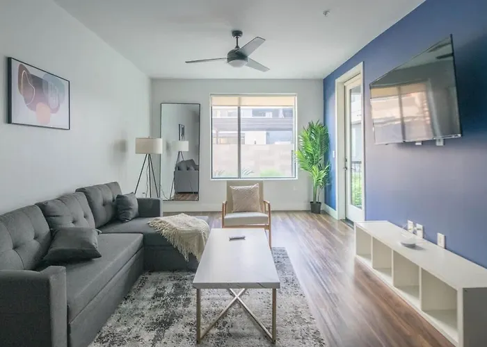 Modern 1Bd - Pool, Gym, Parking, W-D - Sleeps 4