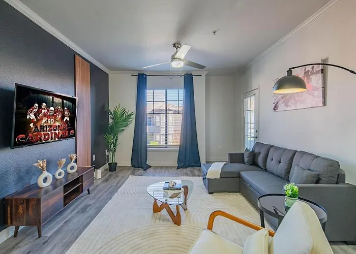 Elegant 1Bd King Bed, Pool, Hot Tub, Gym, Parking