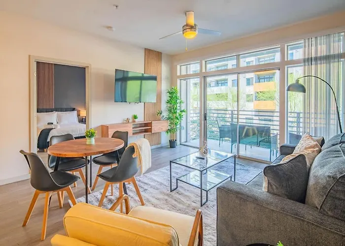 Spacious 2Bd Dt - Balcony, Gym, W-D, Parking - Sleeps 8