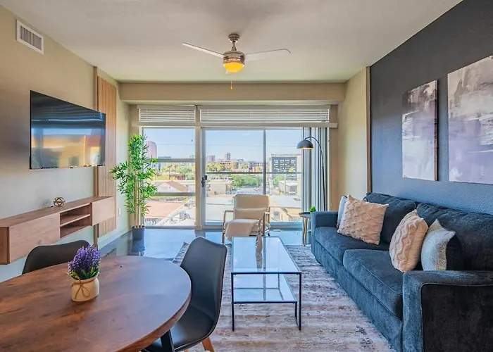 Comfy 2Bd Dt - Balcony, Gym, W-D, Parking - Sleeps 8