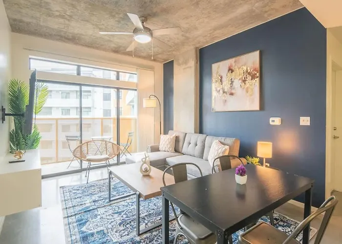 Vibrant 2Bd - Cdt - Gym, Pool, Parking - Sleep 8