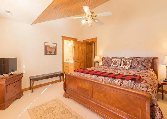 Cozy Family Cabin Deck & Fire Table Sleeps 10