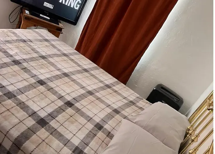 Historical Cozy Blue Apt In The Heart Of Downtown