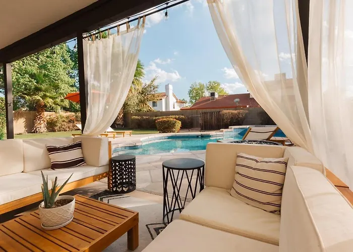 Bright, Modern Arizona Retreat With Gorgeous Pool!