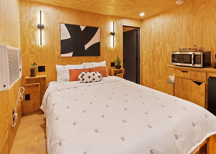 Unique*New*Hot Tub Studio*Mins To Dt & Phx Airport