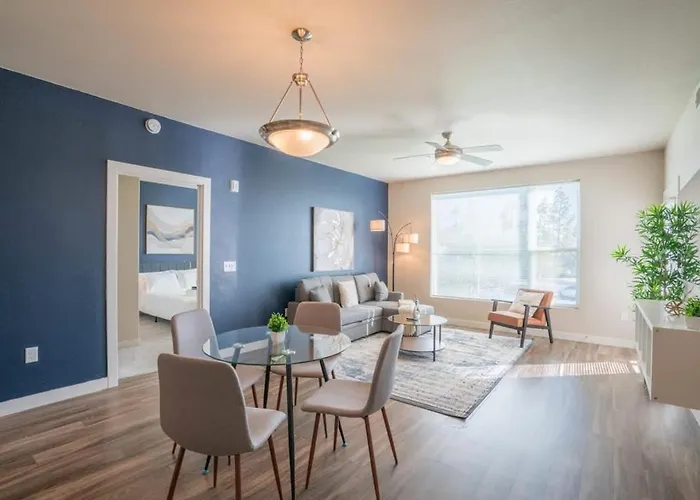 Posh 2Bd - Gym, Pool, Parking, W-D - Sleeps 8