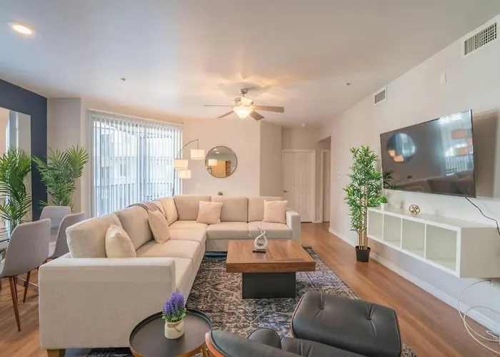 Luxurious 3Bd - Gym, W-D, Parking - Sleeps 8