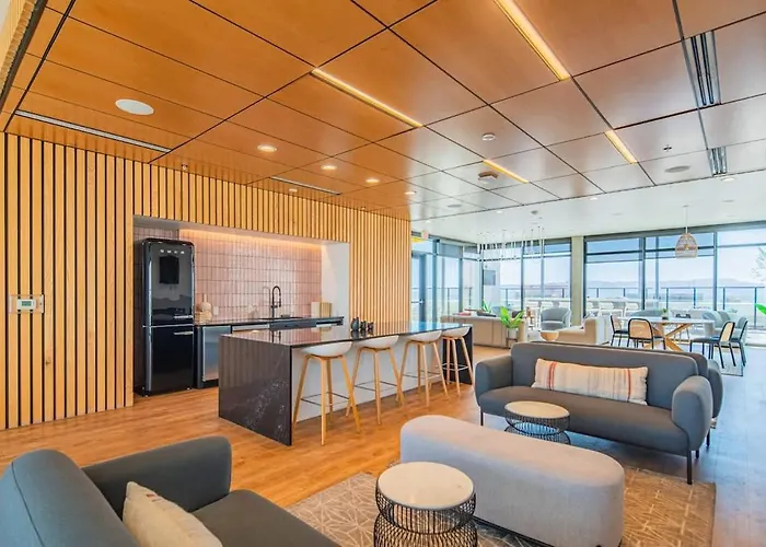 Detailed 2Bd, Highrise Dt, Pool, Gym, Parking, Sleeps 5