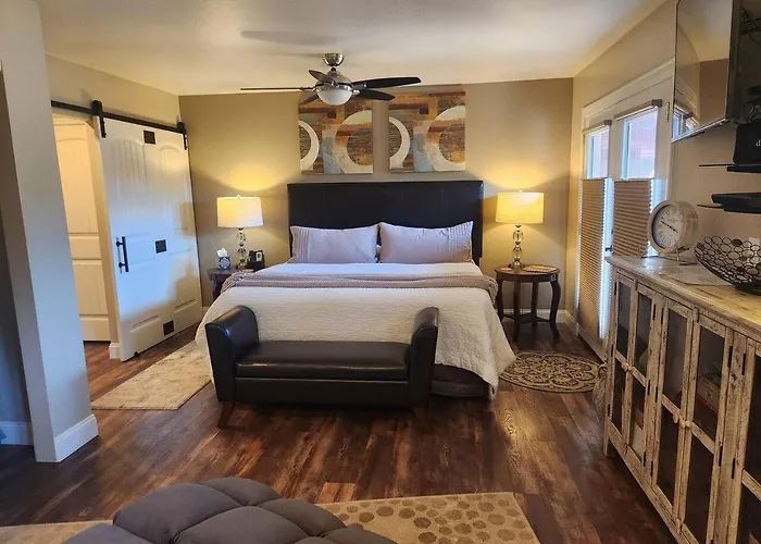 Robins Red Rock Getaway Suite B