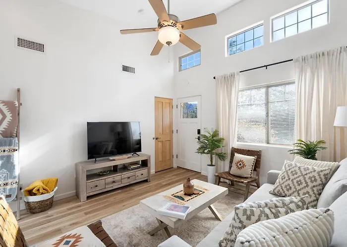 2Br Home With Breathtaking Red Rock Views, Hot Tub And In Top Location