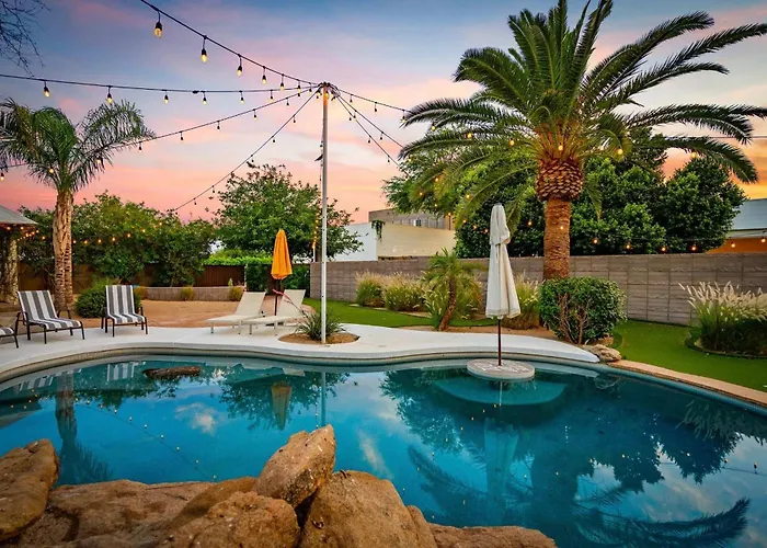 Smurf Haus - Luxuriously Small With Resort-Like Pool