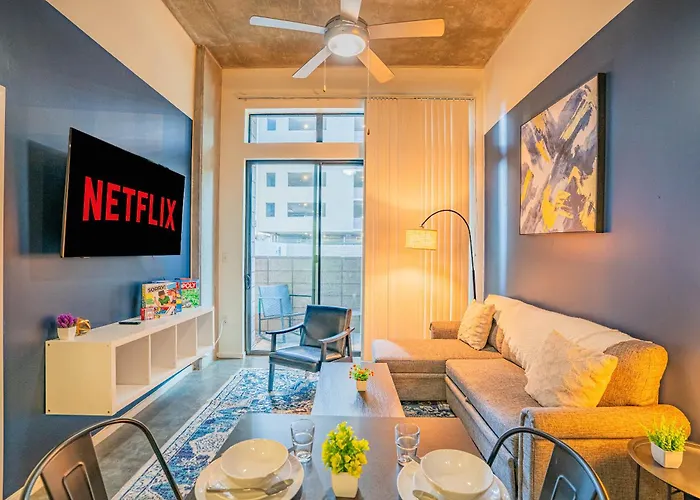 Stylish 2Bd - Cdt - Gym, Pool, Parking - Sleep 8