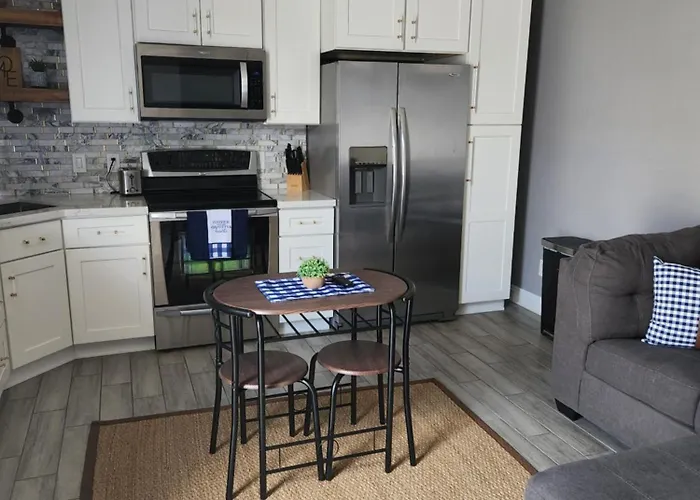 Modern Apartment In The Groves