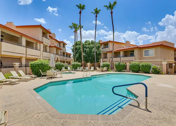 Getaway W/ Balcony & Spa: 13 Mi To Old Town